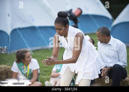 30 juin 2015 - Washington, DC, États-Unis d'Amérique - la première dame des États-Unis Michelle Obama ''se réchauffe'' elle-même par la colline de lanternes lors de la toute première campagne de la Maison Blanche avec cinquante Girl Scouts de quatrième année dans le cadre du mouvement Let's Move ! Initiative extérieure sur la pelouse sud de la Maison Blanche 30 juin 2015 à Washington, DC. En plus du campement, les filles ont apprécié l'activité d'observation des étoiles avec les scientifiques et l'astronaute Cady Coleman. (Crédit image : © Aubrey Gemignani/Planet Pix via ZUMA Wire) Banque D'Images