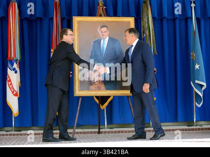 16 avril 2015 - Washington, DC, États-Unis d'Amérique - le secrétaire américain à la Défense Ashton carter et l'ancien secrétaire à la Défense Leon Panetta regardent le portrait officiel de Panetta dévoilé au Pentagone le 16 avril 2015 à Arlington, Virginie. Panetta a été le 23e secrétaire à la Défense de 2011 à 2013. (Crédit image : © SFC Clydell Kinchen/Planet Pix via ZUMA Wire) Banque D'Images
