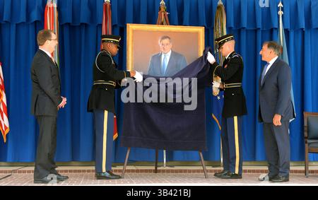 16 avril 2015 - Washington, DC, États-Unis d'Amérique - le secrétaire américain à la Défense Ashton carter et l'ancien secrétaire à la Défense Leon Panetta regardent le portrait officiel de Panetta dévoilé au Pentagone le 16 avril 2015 à Arlington, Virginie. Panetta a été le 23e secrétaire à la Défense de 2011 à 2013. (Crédit image : © pO2 Sean Hurt/Planet Pix via ZUMA Wire) Banque D'Images
