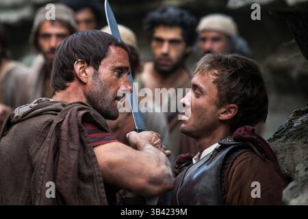 DATE DE SORTIE : 22 janvier 2016.TITLE : Risen.STUDIO : Sony Pictures.RÉALISATEUR : Kevin Reynolds.PLOT : suit l'histoire biblique épique de la Résurrection, racontée à travers les yeux d'un non-croyant. Clavius, un puissant Tribune militaire romaine, et son assistant Lucius, sont chargés de résoudre le mystère de ce qui est arrivé à Jésus dans les semaines qui ont suivi la crucifixion, afin de réfuter les rumeurs d'un Messie ressuscité et d'empêcher un soulèvement à Jérusalem. PHOTO : JOSEPH FIENNES dans le rôle de Clavius et TOM Felton dans le rôle de Lucius.(crédit : © Sony Pictures/Entertainment Pictures) Banque D'Images
