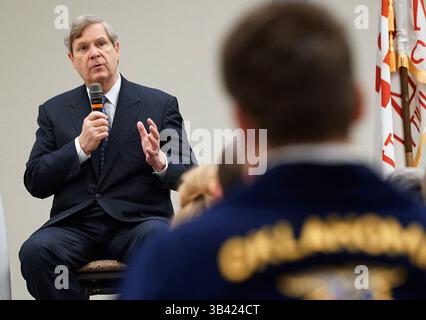 30 janvier 2015 - El Reno, Oklahoma, États-Unis d'Amérique - Tom Vilsack, secrétaire américain à l'Agriculture, rencontre un groupe de futurs agriculteurs d'Amérique lors d'une visite le 30 janvier 2015 à El Reno, Oklahoma. (Crédit image : © David Kosling/Planet Pix via ZUMA Wire) Banque D'Images