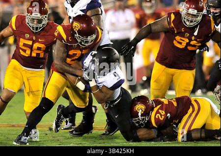 8 octobre 2015 Los Angeles, CA.Washington Huskies Fullback Myles Gaskin #9 court et est attaqué par le linebacker des chevaux de Troie de l'USC Su'a Cravens #21 et la sécurité des chevaux de Troie de l'USC John Plattenburg #24 en action au troisième quart-temps lors du match de football de la NCAA entre les Huskies de Washington et les chevaux de Troie de Troie de l'USC au Coliseum de Los Angeles, en Californie. Les Huskies 17-12.les Huskies de Washington ont vaincu par le crédit photo obligatoire : Louis Lopez Lopez les membres de l'USC 17-12.crédit photo : Louis Lopez/CSM Banque D'Images