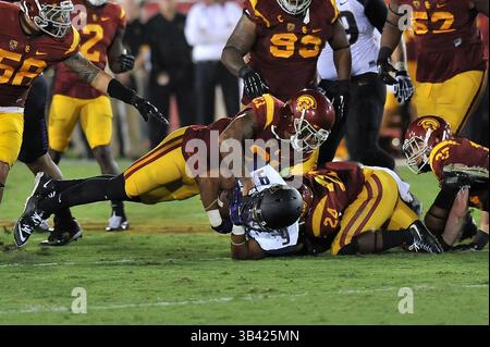 8 octobre 2015 Los Angeles, CA.Washington Huskies Fullback Myles Gaskin #9 court et est attaqué par le linebacker des chevaux de Troie de l'USC Su'a Cravens #21 et la sécurité des chevaux de Troie de l'USC John Plattenburg #24 en action au troisième quart-temps lors du match de football de la NCAA entre les Huskies de Washington et les chevaux de Troie de Troie de l'USC au Coliseum de Los Angeles, en Californie. Les Huskies 17-12.les Huskies de Washington ont vaincu par le crédit photo obligatoire : Louis Lopez Lopez les membres de l'USC 17-12.crédit photo : Louis Lopez/CSM Banque D'Images
