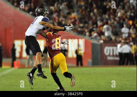 8 octobre 2015 Los Angeles, CA.Washington Huskies Wide Receiver Brayden Lenius #81attrape la passe sur le cornerback des chevaux de Troie USC Iman Marshall #8 en action au troisième quart-temps lors du match de football de la NCAA entre les Huskies de Washington et les Trojans USC au Coliseum de Los Angeles, Californie..les Huskies de Washington battent les chevaux de Troie USC 17-12.crédit photo obligatoire : Louis Lopez/CSM via ZUMA Banque D'Images