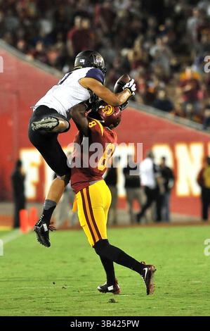 8 octobre 2015 Los Angeles, CA.Washington Huskies Wide Receiver Brayden Lenius #81attrape la passe sur le cornerback des chevaux de Troie USC Iman Marshall #8 en action au troisième quart-temps lors du match de football de la NCAA entre les Huskies de Washington et les Trojans USC au Coliseum de Los Angeles, Californie..les Huskies de Washington battent les chevaux de Troie USC 17-12.crédit photo obligatoire : Louis Lopez/CSM via ZUMA Banque D'Images