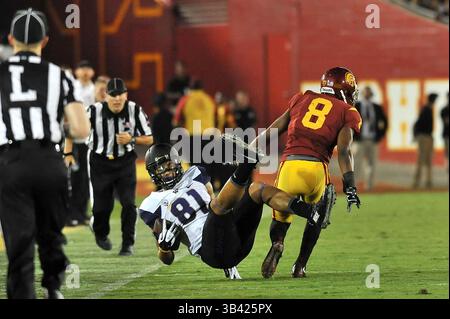 8 octobre 2015 Los Angeles, CA.Washington Huskies Wide Receiver Brayden Lenius #81attrape la passe sur le cornerback des chevaux de Troie USC Iman Marshall #8 en action au troisième quart-temps lors du match de football de la NCAA entre les Huskies de Washington et les Trojans USC au Coliseum de Los Angeles, Californie..les Huskies de Washington battent les chevaux de Troie USC 17-12.crédit photo obligatoire : Louis Lopez/CSM via ZUMA Banque D'Images