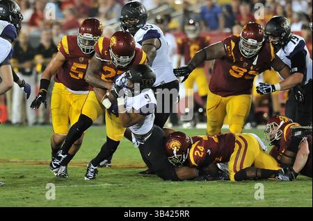8 octobre 2015 Los Angeles, CA.Washington Huskies Fullback Myles Gaskin #9 court et est attaqué par le linebacker des chevaux de Troie de l'USC Su'a Cravens #21 et la sécurité des chevaux de Troie de l'USC John Plattenburg #24 en action au troisième quart-temps lors du match de football de la NCAA entre les Huskies de Washington et les chevaux de Troie de Troie de l'USC au Coliseum de Los Angeles, en Californie. Les Huskies 17-12.les Huskies de Washington ont vaincu par le crédit photo obligatoire : Louis Lopez Lopez les membres de l'USC 17-12.crédit photo : Louis Lopez/CSM Banque D'Images