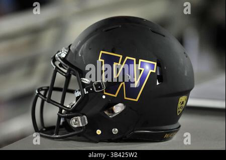8 octobre 2015 Los Angeles, CA.le casque des Huskies de Washington pendant le match de football de la NCAA entre les Huskies de Washington et les chevaux de Troie USC au Coliseum de Los Angeles, Californie..les Huskies de Washington battent les chevaux de Troie USC 17-12.crédit photo obligatoire : Louis Lopez/CSM(image crédit : © Louis Lopez/CSM via ZUMA Wire) Banque D'Images