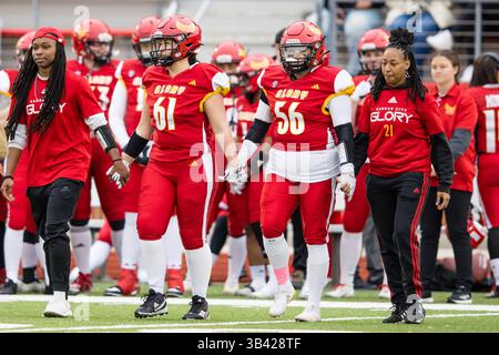 Kansas City, Missouri, États-Unis. 19 avril 2025. Les capitaines de la gloire de Kansas City entrent sur le terrain pour le lancer de pièces lors d'un match de football de saison régulière entre la gloire de Kansas City et les bandits de Denver le 19 avril 2025, à la Pembroke Hill School à Kansas City, Missouri. Mat Gdowski/Denver bandits/CSM/Alamy Live News Banque D'Images