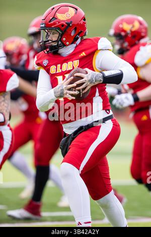 Kansas City, Missouri, États-Unis. 19 avril 2025. Le quarterback de Kansas City Nashi Catron (13 ans) dirige le ballon lors d'un match de football de la saison régulière WNFC entre les Glory de Kansas City et les bandits de Denver le 19 avril 2025, à la Pembroke Hill School à Kansas City, Missouri. Mat Gdowski/Denver bandits/CSM/Alamy Live News Banque D'Images