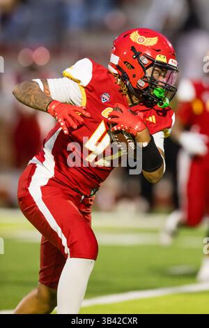 Kansas City, Missouri, États-Unis. 19 avril 2025. La réceptrice de Kansas City Wide Aundrea Colbert (42 ans) dirige le ballon lors d'un match de football de la saison régulière WNFC entre les Glory de Kansas City et les bandits de Denver le 19 avril 2025, à la Pembroke Hill School à Kansas City, Missouri. Mat Gdowski/Denver bandits/CSM/Alamy Live News Banque D'Images