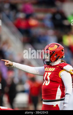 Kansas City, Missouri, États-Unis. 19 avril 2025. Le quarterback de Kansas City Nashi Catron (13 ans) prend le commandement lors d'un match de football de la saison régulière WNFC entre les Glory de Kansas City et les bandits de Denver le 19 avril 2025, à la Pembroke Hill School à Kansas City, Missouri. Mat Gdowski/Denver bandits/CSM/Alamy Live News Banque D'Images