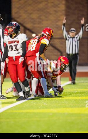 Kansas City, Missouri, États-Unis. 19 avril 2025. La réceptrice Tila Jansen (9 ans) de Kansas City marque un touchdown lors d'un match de football de la saison régulière WNFC entre les Glory de Kansas City et les bandits de Denver le 19 avril 2025, à la Pembroke Hill School de Kansas City, Missouri. Mat Gdowski/Denver bandits/CSM/Alamy Live News Banque D'Images