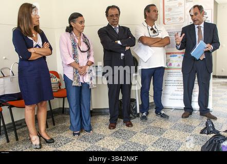 26 août 2015 - Na - Coimbra, 26/08/15 ce matin, le Directeur général de l'Autorité économique et de sécurité des aliments (ASAE) a remis au Centre de soutien social des parents et amis des écoles (CASPAE), des marchandises de contrefaçon saisies par décision de justice et dans le cadre de sa politique de responsabilité sociale sur la photo : membres du CASPAE directeur et éléments de l'ASAE, Portugal Pedro Gaspar (droite, ASAE) (image crédit : © Fernando fontes/Global Imagens via ZUMA Press/ZUMAPRESS.com) Banque D'Images