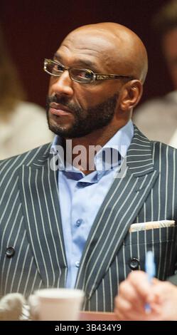 21 juillet 2015 - comté de Burlington, NJ, États-Unis - L'ancienne vedette de la NFL Irving Fryar à la table des défendeurs au palais de justice du comté de Burlington, N.J., le mardi 21 juillet 2015, alors que la sélection du jury commence dans son procès sur une prétendue arnaque hypothécaire. (Crédit image : © Clem Murray/TNS via ZUMA Wire) Banque D'Images