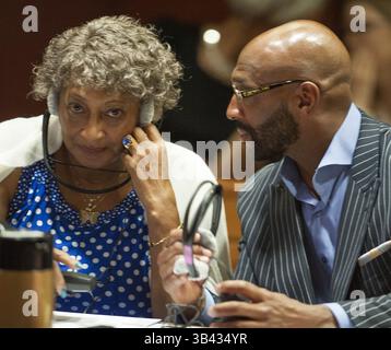 21 juillet 2015 - Burlington County, NJ, USA - L'ancienne vedette de la NFL Irving Fryar, droite, et sa mère, Allene McGhee, sont assis à la table des défendeurs au palais de justice du comté de Burlington, N.J., le mardi 21 juillet 2015, et écoutez une barre latérale sur les écouteurs sur le banc du juge alors que la sélection du jury commence dans leur procès sur une prétendue arnaque hypothécaire. (Crédit image : © Clem Murray/TNS via ZUMA Wire) Banque D'Images