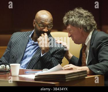 21 juillet 2015 - Burlington County, NJ, USA - L'ancienne vedette de la NFL Irving Fryar, à gauche, écoute son avocat Michael Gilberti à la table des défendeurs au palais de justice du comté de Burlington, N.J., le mardi 21 juillet 2015, comme la sélection du jury commence dans leur procès sur une prétendue arnaque hypothécaire. (Crédit image : © Clem Murray/TNS via ZUMA Wire) Banque D'Images
