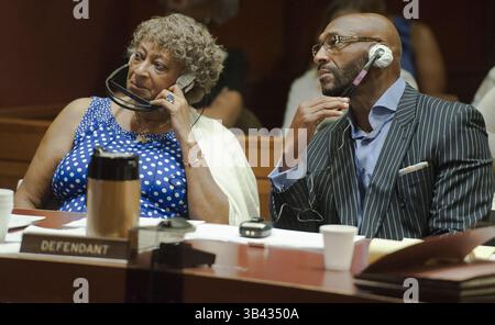 21 juillet 2015 - comté de Burlington, New Jersey, États-Unis - L'ancienne star de la NFL IRVING Fryar, à droite, et sa mère, ALLENE MCGHEE, s'assoient à la table des accusés dans le comté de Burlington, et écoutent une barre latérale sur les écouteurs sur le banc du juge alors que la sélection du jury commence dans leur procès sur une prétendue escroquerie hypothécaire. (Crédit image : © Clem Murray/TNS via ZUMA Wire) Banque D'Images