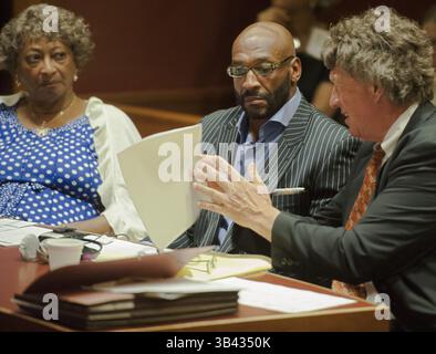 21 juillet 2015 - Burlington County, NJ, USA - L'ancienne vedette de la NFL Irving Fryar, au centre, et sa mère Allene McGhee, à gauche, s'assoient à la table des défendeurs dans le palais de justice du comté de Burlington, N.J., le mardi 21 juillet 2015, et écoutez l'avocat de Fryar Michael Gilberti en attendant que la sélection du jury commence dans leur procès sur une prétendue escroquerie hypothécaire. (Crédit image : © Clem Murray/TNS via ZUMA Wire) Banque D'Images