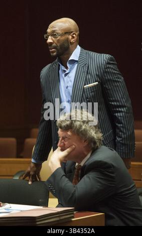 21 juillet 2015 - Burlington County, NJ, USA - L'ancienne vedette de la NFL Irving Fryar se prépare à siéger à la table des défendeurs au palais de justice du comté de Burlington, N.J., le mardi 21 juillet 2015, alors que la sélection du jury commence dans son procès sur une prétendue arnaque hypothécaire. (Crédit image : © Clem Murray/TNS via ZUMA Wire) Banque D'Images