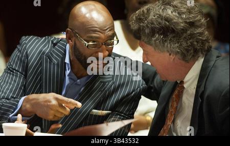 21 juillet 2015 - Burlington County, NJ, USA - L'ancienne vedette de la NFL Irving Fryar, à gauche, parle avec son avocat Michael Gilberti à la table des défendeurs au palais de justice du comté de Burlington, N.J., le mardi 21 juillet 2015, comme la sélection du jury commence dans leur procès sur une prétendue arnaque hypothécaire. (Crédit image : © Clem Murray/TNS via ZUMA Wire) Banque D'Images