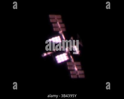 Jul 23, 2015 - espace - fichier - le vaisseau spatial Kepler de la NASA, chasseur d'exoplanètes, a repéré un autre monde semblable à la Terre. L'agence spatiale a annoncé aujourd'hui la découverte de Kepler-452b, la plus petite planète que nous ayons trouvée en orbite à l'intérieur de la zone habitable d'une étoile, les endroits autour d'un soleil où il fait assez chaud pour l'eau de surface liquide. Les chercheurs de la NASA surnomment Kepler-452b Terre 2,0. Photo : Mar 01, 2011 - capturé depuis le sol. Dirk Ewers a capturé la Station spatiale internationale (ISS) sur caméra, alors qu'elle passait au-dessus de ses têtes dans le ciel du soir près de Kassel, dans le centre de l'Allemagne. Les images d'Ewers montrent ATV-2 J. Banque D'Images