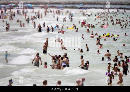 23 juillet 2015 - Clearwater, Floride, États-Unis - DOUGLAS R. CLIFFORD | Times.Un selfie de groupe met en lumière un moment sur la plage de Clearwater où, malgré une humidité et des températures élevées, les visiteurs ont afflué jeudi (23/07/15) pour profiter du golfe du Mexique, dont beaucoup étaient en vacances d'été. La plage a été couronnée par les lecteurs de voyage de USA TODAY comme la meilleure ville balnéaire de Floride en 2013. Les lecteurs ont voté en ligne sur 10 nominations soumises par ''Dr Beach'' â€" alias professeur de l'Université internationale de Floride et expert côtier Stephen P. Leatherman. Près de 30 000 votes ont été reçus, et Clearwater était un winne clair Banque D'Images