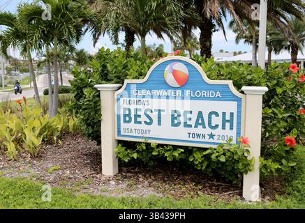 23 juillet 2015 - Clearwater, Floride, États-Unis - DOUGLAS R. CLIFFORD | Times.Un panneau de bienvenue jeudi (13/07/15) à l'entrée sud du corridor de Clearwater Beach note que Beach a été couronné comme la meilleure ville balnéaire de Floride en 2013 par USA TODAY. Les lecteurs de voyages ont voté en ligne sur 10 nominations soumises par ''Dr Beach'' â€" alias professeur de l'Université internationale de Floride et expert côtier Stephen P. Leatherman. Près de 30 000 votes ont été recueillis, et Clearwater a été un vainqueur clair avec plus de 25 pour cent du total, suivie par Siesta Key, Cocoa Beach et Sanibel Island, selon USA TOD Banque D'Images