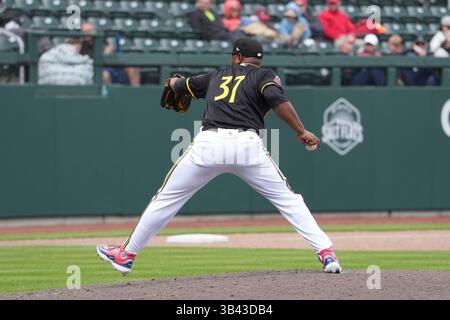 AVRIL 27 2025 : le lanceur Salt Lake Bees Hector Neris (37 ans) lance un terrain pendant le match avec Oklahoma City Comets et Salt Lake Bees tenu à Smiths Field à Salt Lake Utah. David Seelig/Cal Sport Medi Banque D'Images