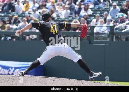 AVRIL 27 2025 : Victor Gonzalez (47 ans), lanceur d'abeilles de Salt Lake, lance un terrain pendant le match avec Oklahoma City Comets et Salt Lake Bees qui se tient à Smiths Field à Salt Lake Utah. David Seelig/Cal Sport Medi Banque D'Images