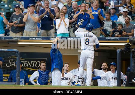 31 juillet 2015 : Ryan Braun, le joueur de droite des Milwaukee Brewers, #8, est félicité après avoir frappé un circuit dans le match de baseball de la Ligue majeure entre les Brewers de Milwaukee et les Cubs de Chicago au Miller Park à Milwaukee, WISCONSIN. John Fisher/CSM(image crédit : © John Fisher/Cal Sport Media/ZUMAPRESS.com) Banque D'Images