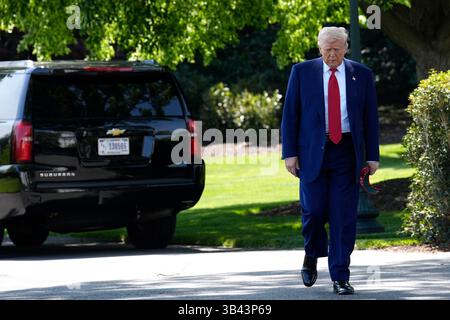 Washington DC, États-Unis. 29 avril 2025. Le président américain Donald Trump marche sur la pelouse sud de la Maison Blanche à Washington, DC, États-Unis, avant son départ pour le Michigan le 29 avril 2025. Crédit : Yuri Gripas/Pool via CNP/MediaPunch crédit : MediaPunch Inc/Alamy Live News Banque D'Images