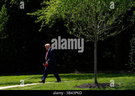 Washington DC, États-Unis. 29 avril 2025. Le président américain Donald Trump marche sur la pelouse sud de la Maison Blanche à Washington, DC, États-Unis, avant son départ pour le Michigan le 29 avril 2025. Crédit : Yuri Gripas/Pool via CNP/MediaPunch crédit : MediaPunch Inc/Alamy Live News Banque D'Images