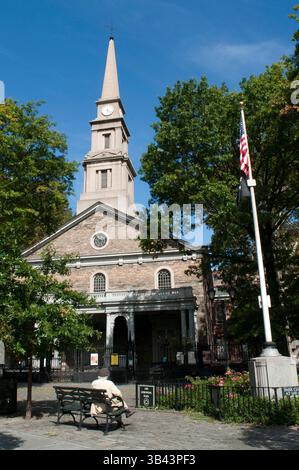 25 mai 2015 - New York, New York, États-Unis - L'église de l'église Mark's-in-the-Bowery dans l'East Village. La deuxième plus ancienne église de New York se trouve sur le terrain où la chapelle privée de Peter Stuy ¬ Vesant, gouverneur de la Nouvelle-Amsterdam au XVIIe siècle, est également enterrée ici. Dans les années 1960 a été l'une des congrégations que j'achète plus politiquement ¬ niché dans toute la ville et continue à l'avant-garde ¬ évolution des revendications sociales. (Crédit image : © Sergi Reboredo/ZUMA Wire/ZUMAPRESS.com) Banque D'Images