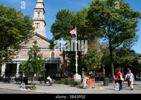 25 mai 2015 - New York, New York, États-Unis - L'église de l'église Mark's-in-the-Bowery dans l'East Village. La deuxième plus ancienne église de New York se trouve sur le terrain où la chapelle privée de Peter Stuy ¬ Vesant, gouverneur de la Nouvelle-Amsterdam au XVIIe siècle, est également enterrée ici. Dans les années 1960 a été l'une des congrégations que j'achète plus politiquement ¬ niché dans toute la ville et continue à l'avant-garde ¬ évolution des revendications sociales. (Crédit image : © Sergi Reboredo/ZUMA Wire/ZUMAPRESS.com) Banque D'Images