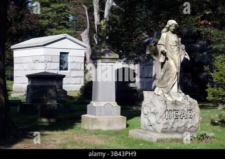 26 mai 2015 - New York, New York, États-Unis - Woodlawn Cemetery. Webster Avenue coin East 233rd Street. Woodlawn 4 (lun-dim 8 :30-17 / sous photographies autorisation préalable). Téléphone : 718-920-0500. L'un des endroits les plus intéressants du Bronx, pourrait être le cimetière Woodlawn, où ils ont fini par devenir des noms célèbres comme Miles Davis ou Duke Ellinton et d'autres personnages historiques. À l'entrée, ils peuvent vous indiquer sur une carte où les tombes sont différentes. (Crédit image : © Sergi Reboredo/ZUMA Wire/ZUMAPRESS.com) Banque D'Images