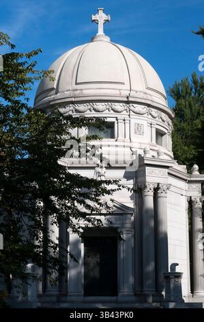 26 mai 2015 - New York, New York, États-Unis - Woodlawn Cemetery. Webster Avenue coin East 233rd Street. Woodlawn 4 (lun-dim 8 :30-17 / sous photographies autorisation préalable). Téléphone : 718-920-0500. L'un des endroits les plus intéressants du Bronx, pourrait être le cimetière Woodlawn, où ils ont fini par devenir des noms célèbres comme Miles Davis ou Duke Ellinton et d'autres personnages historiques. À l'entrée, ils peuvent vous indiquer sur une carte où les tombes sont différentes. (Crédit image : © Sergi Reboredo/ZUMA Wire/ZUMAPRESS.com) Banque D'Images