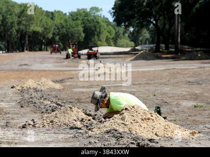 7 juillet 2015 - Palm Harbor, Floride, États-Unis - DOUGLAS R. CLIFFORD | Times.Brandon Cruz, de Hollywood, travaille à l'installation d'un nouveau système d'irrigation sur le 11e fairway mardi (7/7/15) au célèbre parcours Copperhead d'Innisbrook Resort et Golf Clubâ€™ à Palm Harbor. Le nouveau système devrait économiser plus de 11 millions de gallons d'eau sur le parcours chaque année. (Crédit image : © Douglas R. Clifford/Tampa Bay Times/ZUMA Wire) Banque D'Images