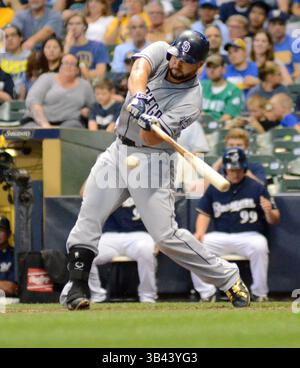 4 août 2015 - Milwaukee, Wisconsin, États-Unis - ALONSO, deuxième joueur de base des Padres de San Diego, est vu pendant le match alors que les Padres de San Diego affrontent les Brewers de Milwaukee au Miller Park à Milwaukee, Wisconsin. (Crédit image : © Ricky Bassman via ZUMA Wire) Banque D'Images