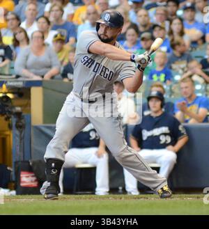 4 août 2015 - Milwaukee, Wisconsin, États-Unis - ALONSO, premier joueur de base des Padres de San Diego, est vu pendant le match alors que les Padres de San Diego affrontent les Brewers de Milwaukee au Miller Park à Milwaukee, Wisconsin. (Crédit image : © Ricky Bassman via ZUMA Wire) Banque D'Images