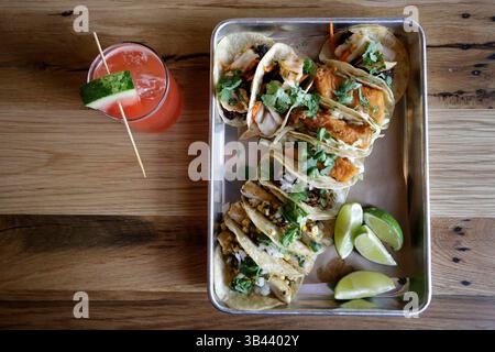 4 août 2015 - Tampa, Floride, États-Unis - photo par JAMES BORCHUCK | Times ..Bartaco, un restaurant mexicain décontracté situé au 1601 West Snow Ave. à Hyde Park Village, vient d'ouvrir son seul établissement en Floride en juillet. C'est décontracté, avec une ambiance de plage de la côte ouest avec des tacos de style californien qui varient de 2,50 $ à 3,50 $ et viennent en 13 variétés. Sur la photo sont le poisson baja, le mahi mahi et le sésame ribeye tacos. À gauche, le Sashito est un cocktail de liqueur d'Orange Combier, rhum argenté Flor de Cana, Aperol, pastèque, jus de citron et amers (9 $) (crédit image : © James Borchuck/Tampa Bay Times Banque D'Images