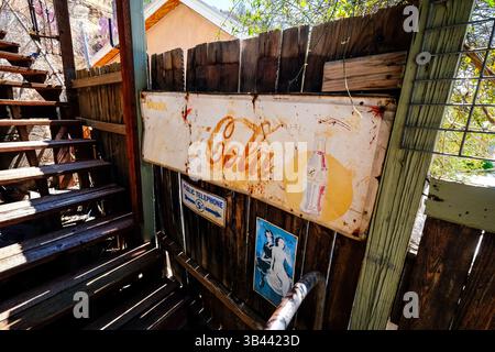 Signe Coca Cola vintage rouillé sur un mur à Bisbee, Arizona, USA Banque D'Images
