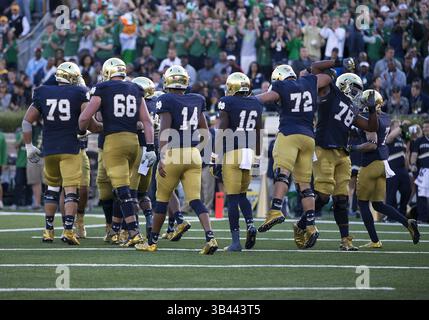 19 septembre 2015 : les joueurs de notre Dame célèbrent le touchdown lors d'un match de football NCAA entre les Georgia Tech Yellow Jackets et les notre Dame Fighting Irish au notre Dame Stadium de South Bend, Indiana. Notre Dame bat Georgia Tech 30-22. John Mersits/CSM.(image de crédit : © John Mersits/CSM via ZUMA Wire) Banque D'Images