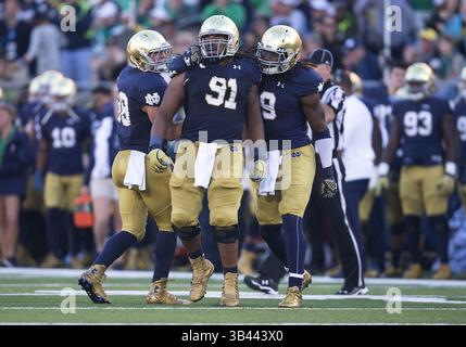19 septembre 2015 : les joueurs de notre Dame célèbrent lors d'un match de football de la NCAA entre les manteaux jaunes Georgia Tech et les notre Dame Fighting Irish au notre Dame Stadium de South Bend, Indiana. Notre Dame bat Georgia Tech 30-22. John Mersits/CSM.(image de crédit : © John Mersits/CSM via ZUMA Wire) Banque D'Images