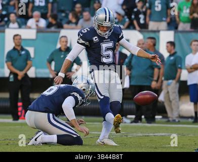20 septembre 2015 - Philadelphie, PA, USA - le kicker Dan Bailey (5) des Cowboys de Dallas marque pour les Cowboys sur un field goal le dimanche 20 septembre 2015, au Lincoln Financial Field à Philadelphie. (Crédit image : © Paul Moseley/TNS via ZUMA Wire) Banque D'Images