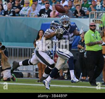 20 septembre 2015 - Philadelphie, PA, USA - Dallas Cowboys Running Back lance Dunbar (25) voit une passe du quarterback Tony Romo (9) mais ne peut pas faire la prise le dimanche 20 septembre 2015, au Lincoln Financial Field à Philadelphie. (Crédit image : © Paul Moseley/TNS via ZUMA Wire) Banque D'Images