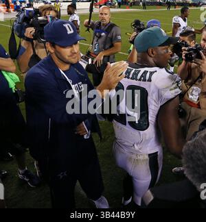 20 septembre 2015 - Philadelphie, PA, États-Unis - Tony Romo (9 ans), le quarterback des Dallas Cowboys, le bras gauche en écharpe, a accueilli DeMarco Murray, ancien coéquipier des Philadelphia Eagles (29 ans) alors que les Cowboys battaient les Eagles 20-10 dimanche 20 septembre 2015, au Lincoln Financial Field à Philadelphie. (Crédit image : © Paul Moseley/TNS via ZUMA Wire) Banque D'Images