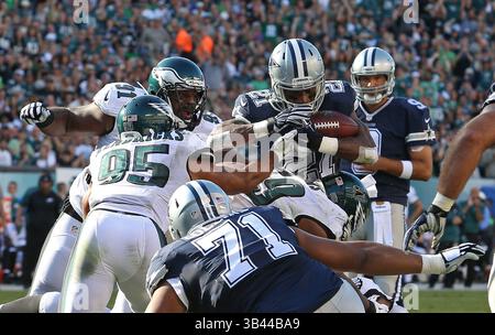 20 septembre 2015 - Philadelphie, PA, USA - Dallas Cowboys Running Back Joseph Randle (21 ans) frappe à nouveau la ligne défensive des Philadelphia Eagles lors d'un deuxième effort, incapable d'entrer dans la zone finale au cours du premier quart-temps le dimanche 20 septembre 2015, au Lincoln Financial Field à Philadelphie. (Crédit image : © Paul Moseley/TNS via ZUMA Wire) Banque D'Images