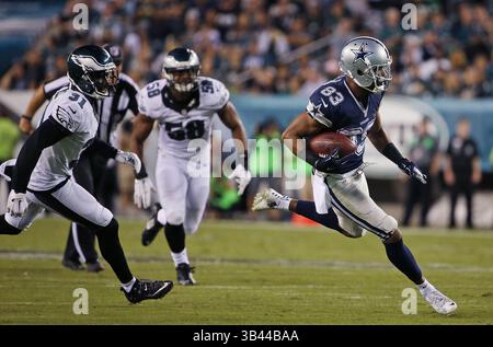 20 septembre 2015 - Philadelphie, Pennsylvanie, États-Unis - Terrance Williams (83), receveur des Dallas Cowboys, s'échappe pour un touchdown de 42 yards au quatrième quart-temps le dimanche 20 septembre 2015, au Lincoln Financial Field à Philadelphie. (Crédit image : © Paul Moseley/TNS via ZUMA Wire) Banque D'Images