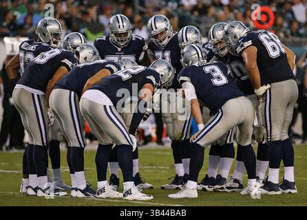 20 septembre 2015 - Philadelphie, PA, États-Unis - Brandon Weeden (3), le quarterback des Dallas Cowboys, est à la tête du caucus durant le quatrième trimestre, le dimanche 20 septembre 2015, au Lincoln Financial Field à Philadelphie. (Crédit image : © Paul Moseley/TNS via ZUMA Wire) Banque D'Images